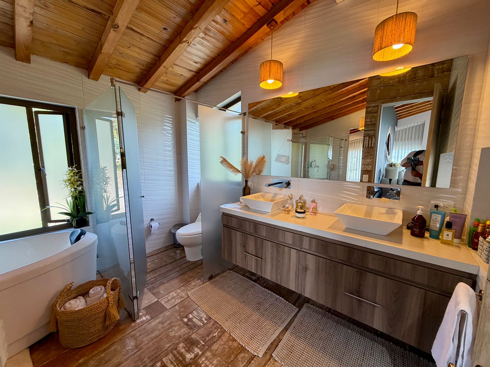 Baño principal con doble lavamanos, tina y ducha de vidrio