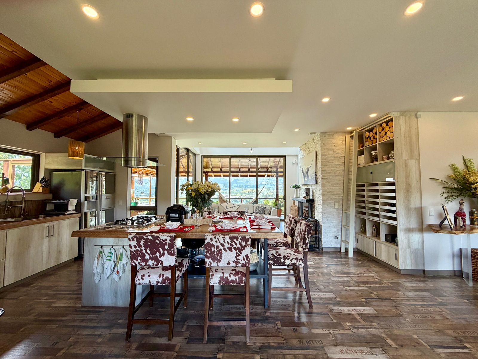 Cocina abierta y comedor de El Encanto preparados para recibir huéspedes