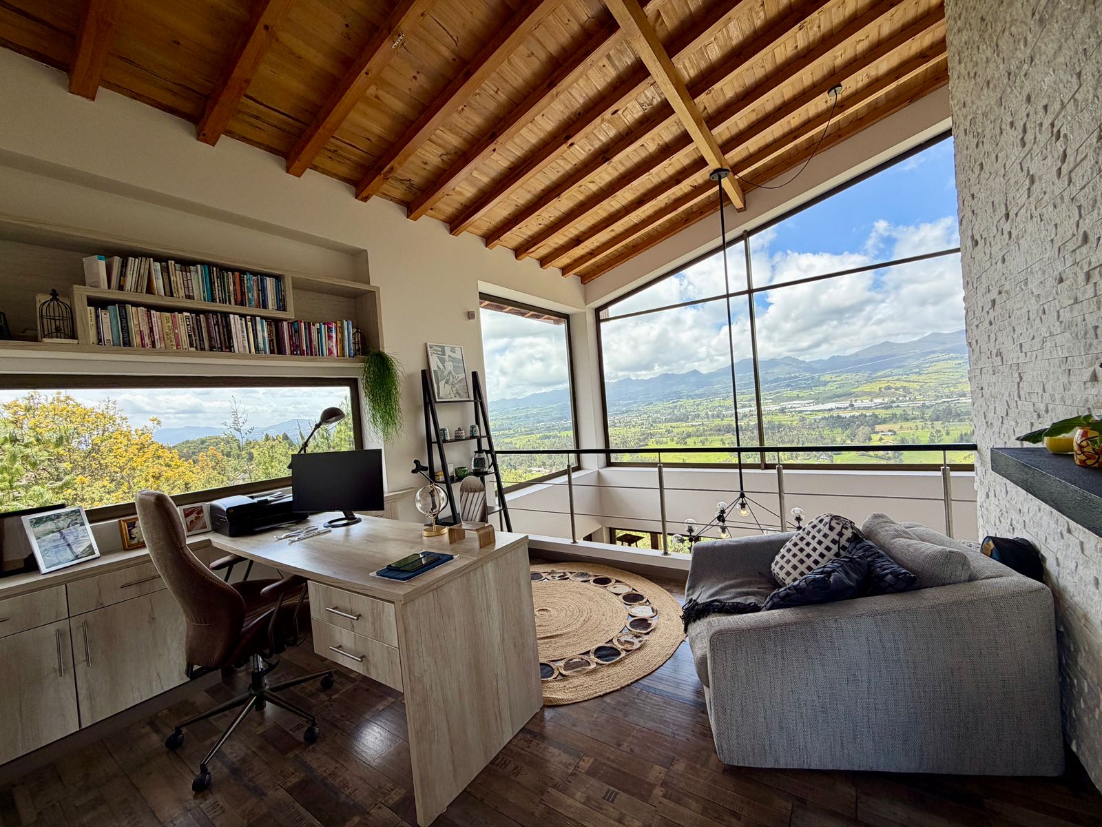 Estudio de la habitación principal con una amplia vista al valle