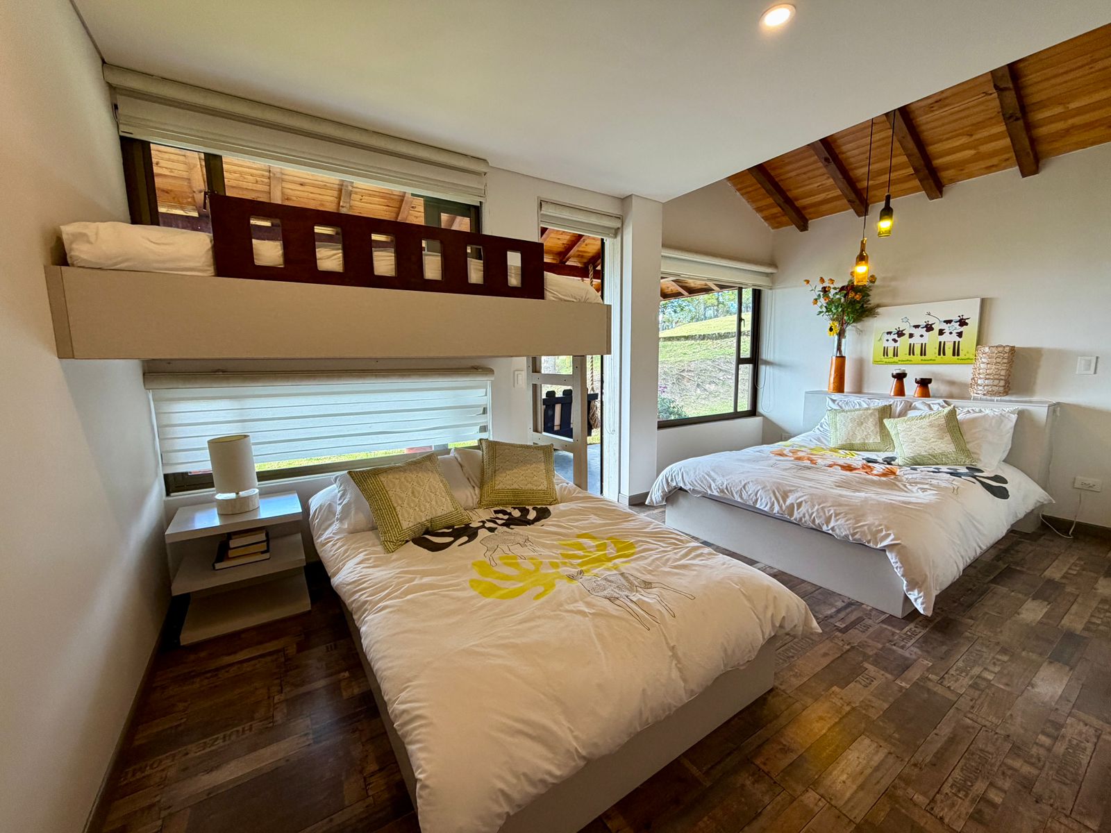 Habitación familiar luminosa con dos camas y altillo