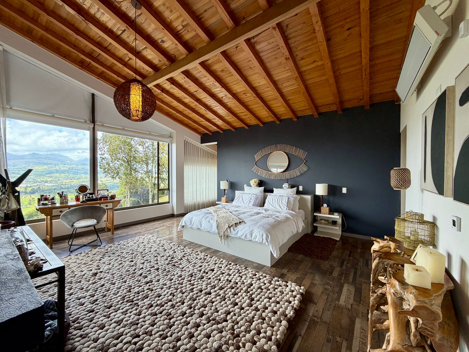 Habitación principal amplia con ventanales hacia el valle de Guasca