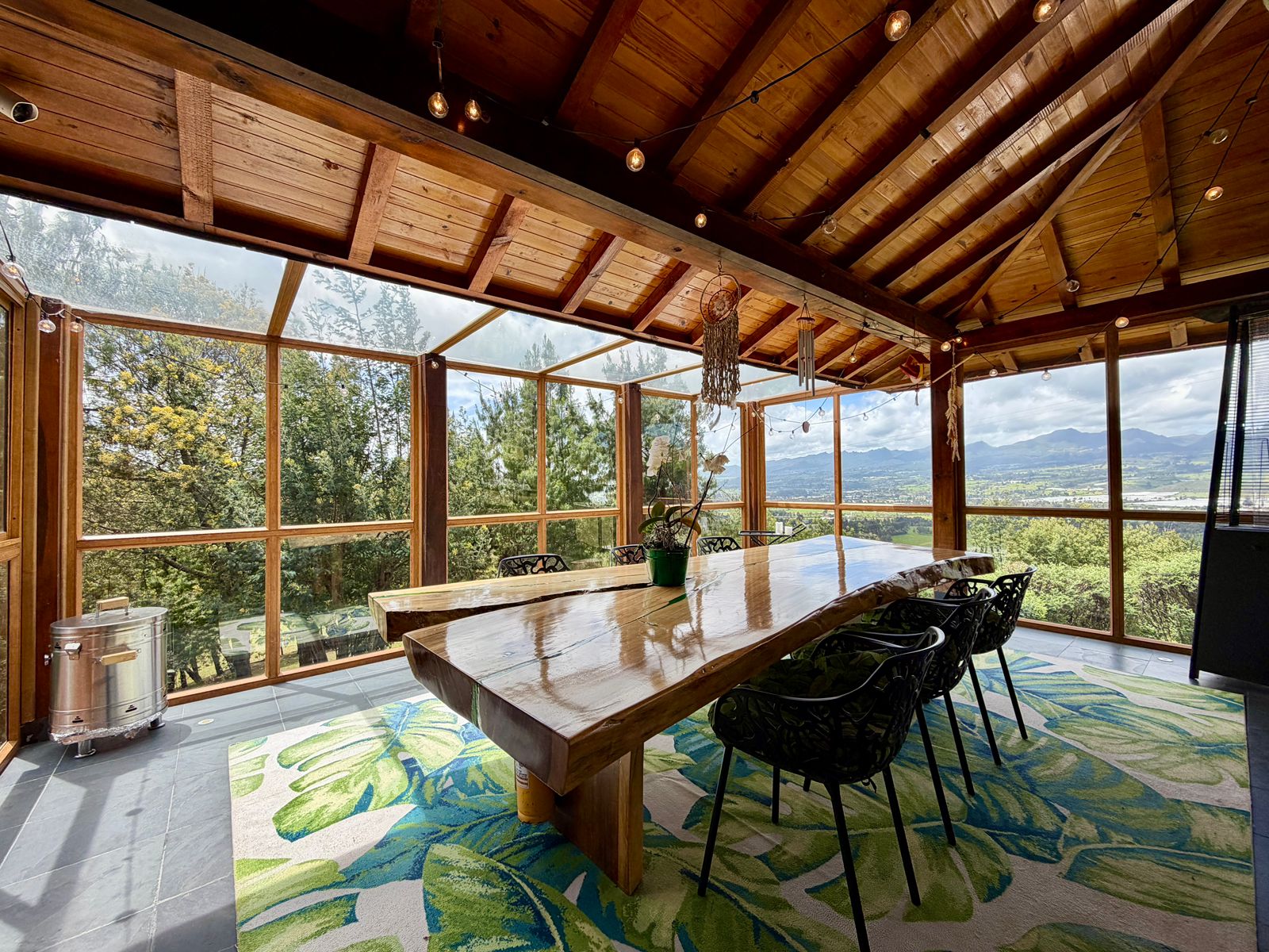 Comedor acristalado en madera con vista panorámica al valle de Guasca
